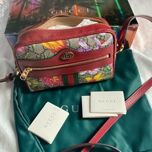 Authentic Gucci crossbody/shoulder bag.. down sizing before I move.